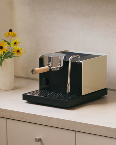 Sesame - Fellow Espresso Series 1 in Sesame on the worktop vellutto.eu